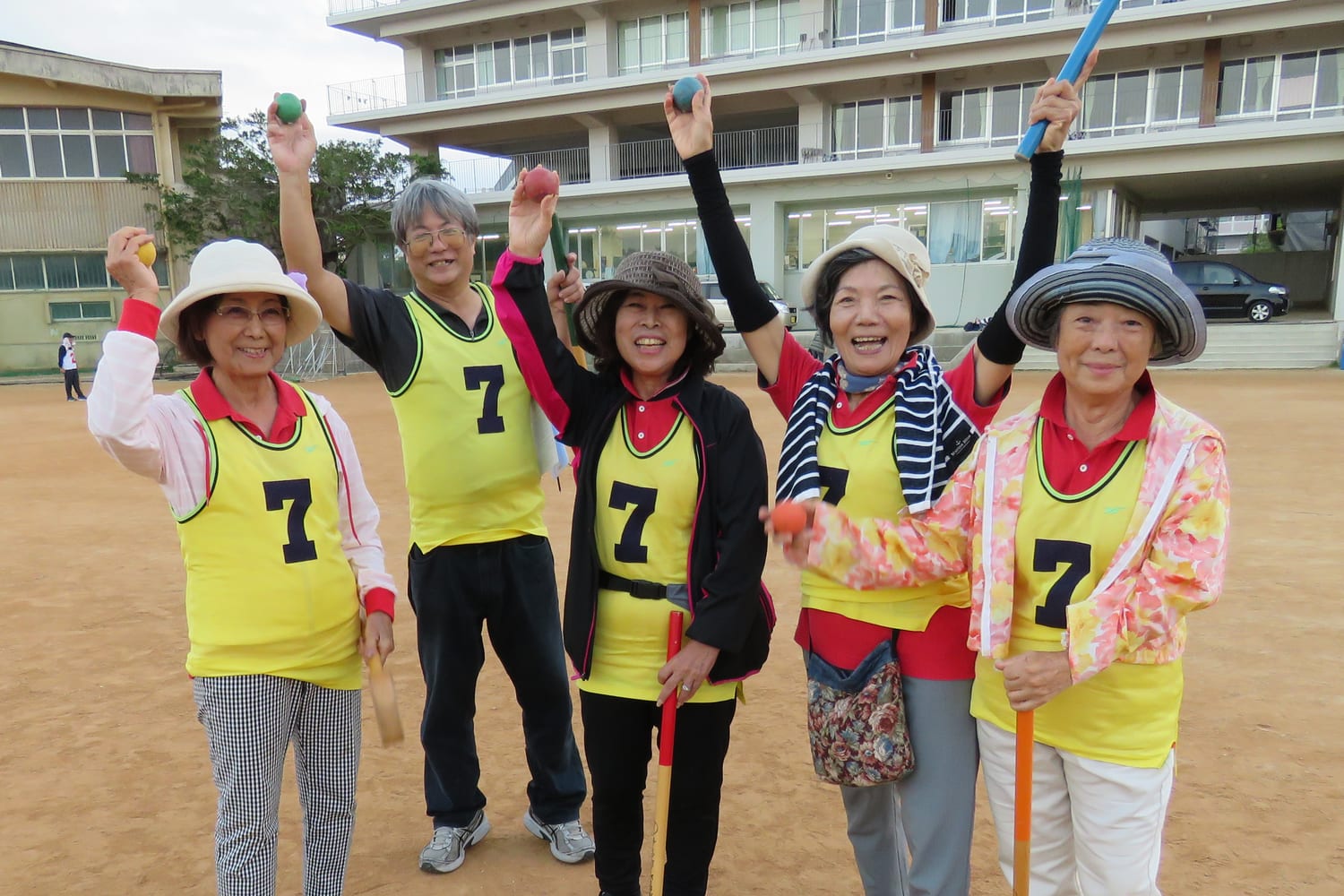 グラウンドゴルフを楽しむ字小禄自治会のみなさん