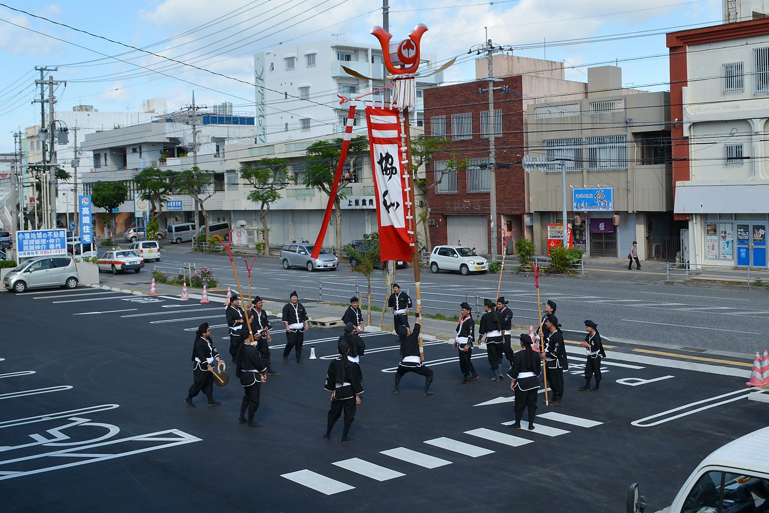 道ジュネーで旗頭を高く掲げる字小禄自治会青年部のようす